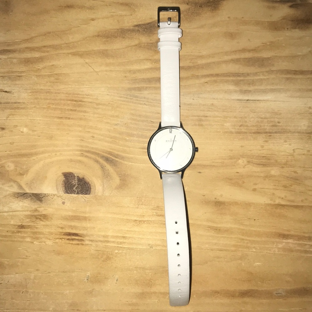 Selling a Skagen silver watch with white strap